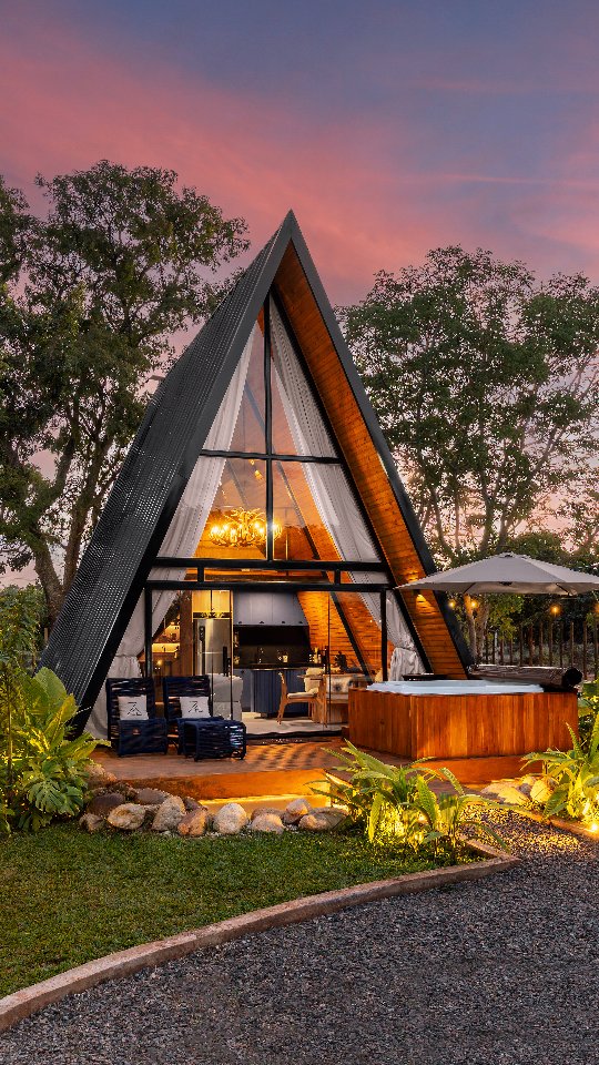 Fachada triangular da Zaruna ao pôr do sol