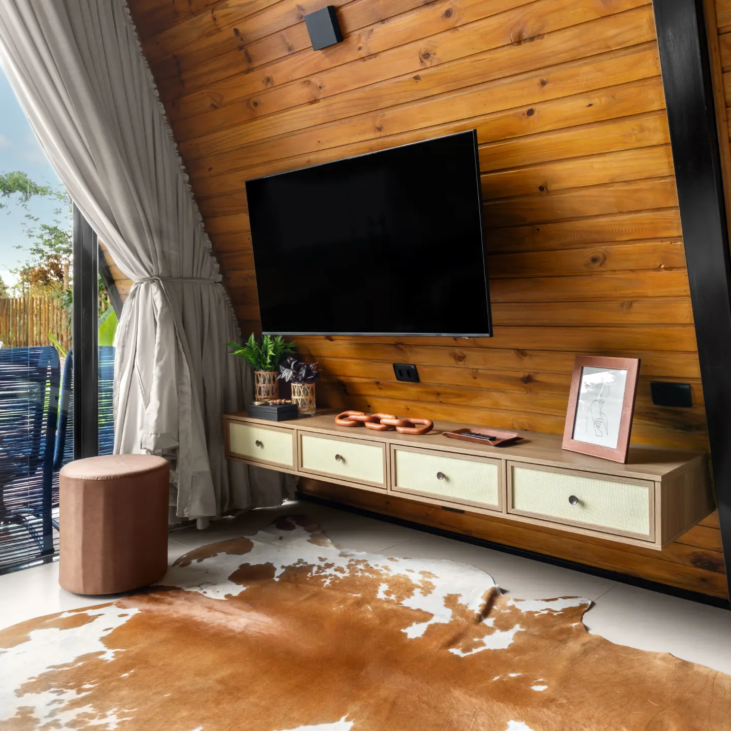 Detalhes da sala com Smart TV e acabamento em madeira